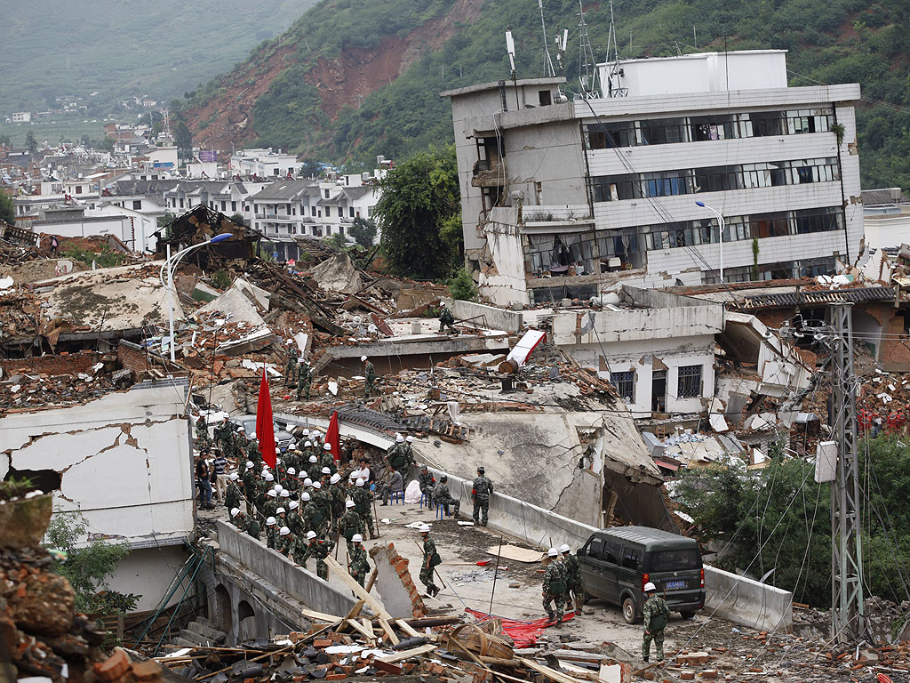 Мощно земетресение разклати Китай