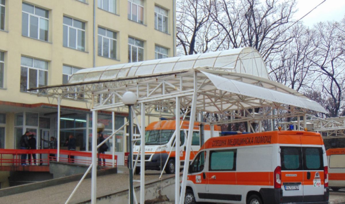 Управителя на болницата във Велинград е освободен, служителите му излизат на протест