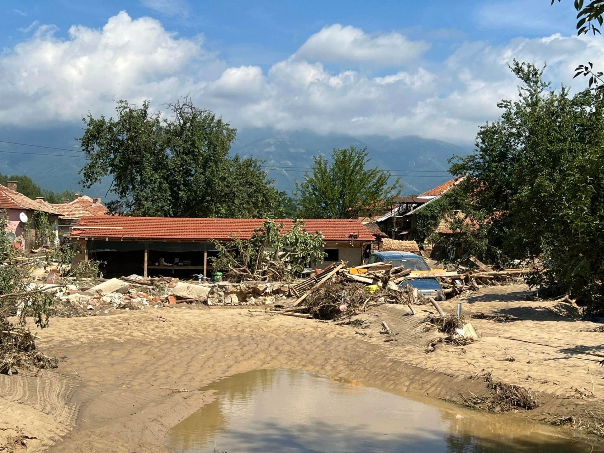 Жители на карловските села, които пострадаха от наводненията, излязоха на протест
