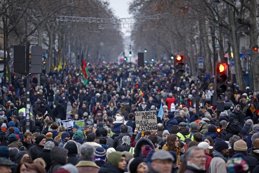 Стачките във Франция продължават, стигна се до нови арести