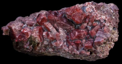 Българският родонит, природна красота със световна стойност mineral rhodonite