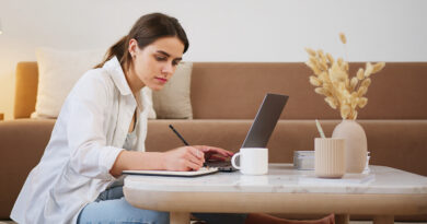 Какво трябва да проверим, преди да купим лаптоп втора ръка woman working on laptop at home